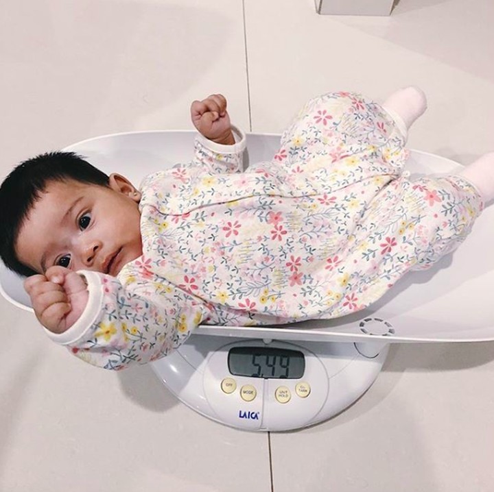 <p>Diakui Gya, semenjak jadi ibu dia jadi rajin banget menimbang sang anak. Pas Maret lalu, berat Kalea sudah 5,4 kg lho. (Foto: Instagram @gyaps)</p>
