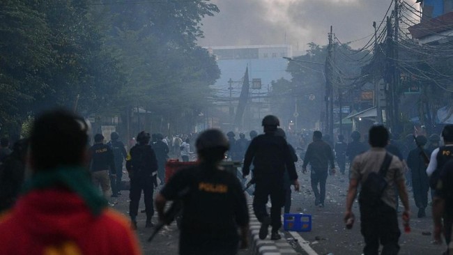 Dikutip dari Antara, massa masih berkonsentrasi di sekitar Asrama Brimob, Petamburan, Jakarta Pusat, usai terlibat kerusuhan dengan aparat gabungan, Rabu menjelang waktu subuh. (ANTARA FOTO/Sigid Kurniawan)