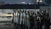 FOTO: Bentrok Massa dan Polisi di Slipi Massa terlibat bentrok dengan aparat keamanan di sekitar Slipi, Jakarta Barat sejak Rabu (22/5) pagi hingga malam. Massa sempat membakar bus milik polisi.