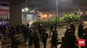 Massa Gunakan Molotov, Api Berkobar di Dekat Pasar Tenabang