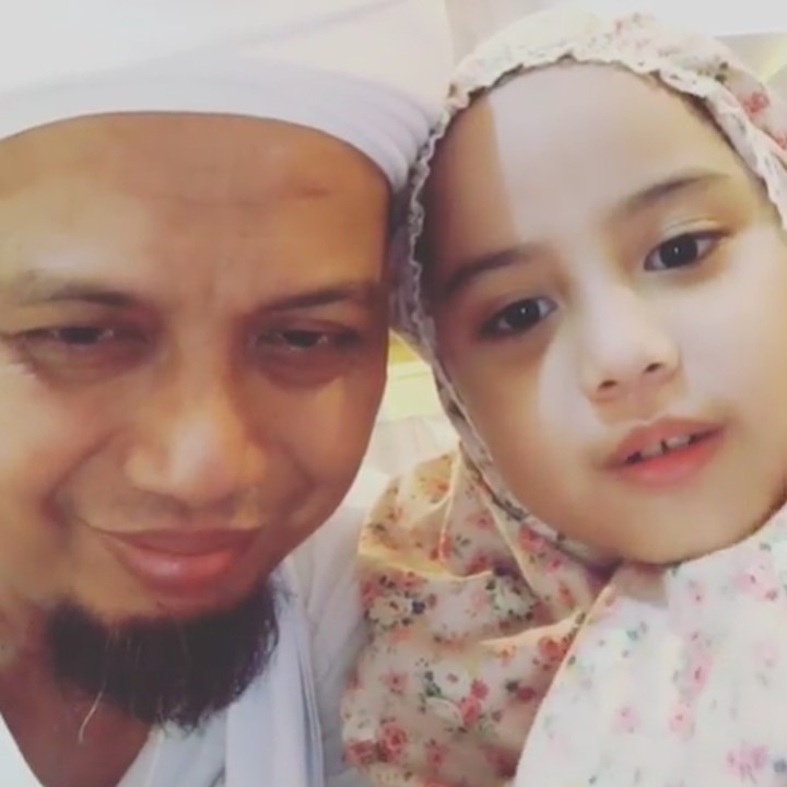 <div>Arifin Ilham bersama anak ke-limanya yaitu Alaa Hifzhiya Arifin. Aih, senyum Alaa manis banget deh. (Foto: Instagram/ @kh_m_arifin_ilham)</div><div> </div>