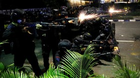 Massa di Tenabang Terus Menyerang, TNI-Polri Mundur