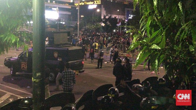 Kerusuhan pecah di depan kantor Bawaslu, dipicu lemparan botol plastik ke arah polisi. Aparat membalasnya dengan melepas tembakan gas air mata.