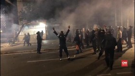 VIDEO: Demo Bawaslu Ricuh, Gas Air Mata Dilawan Petasan
