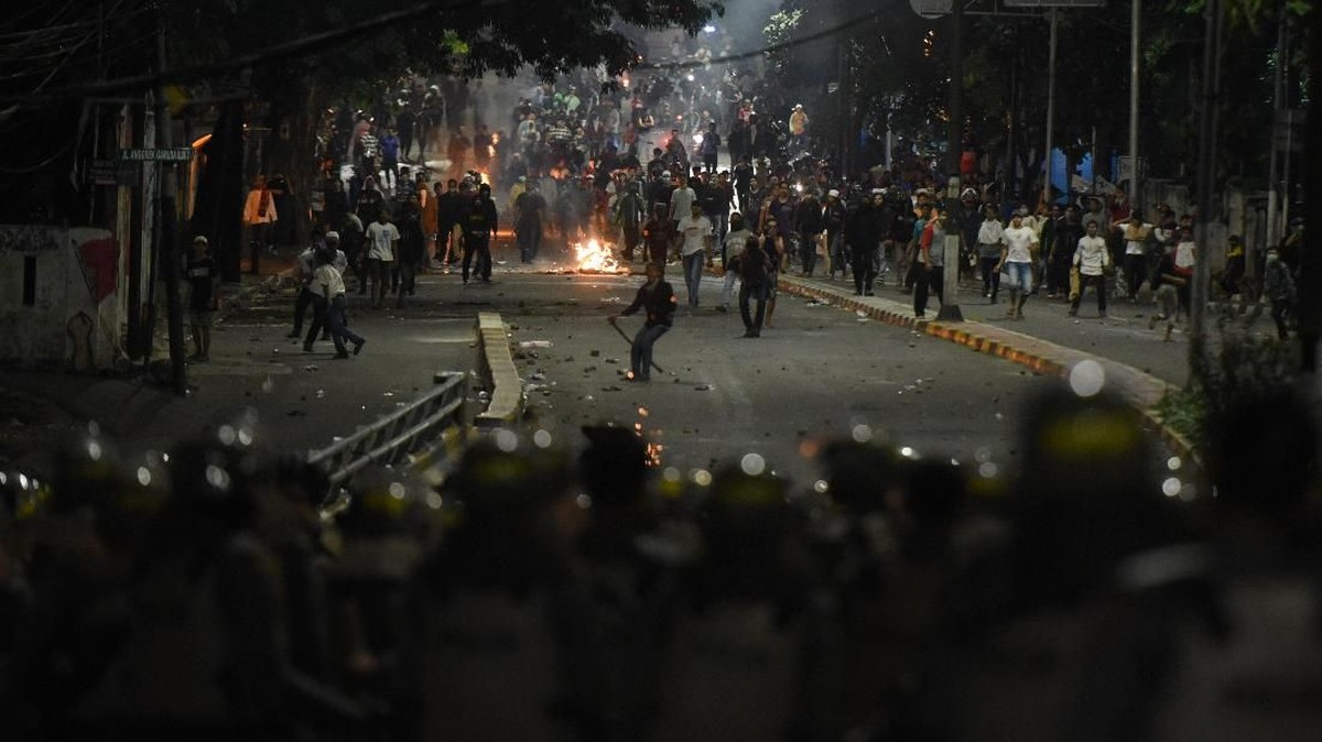 FOTO: Bentrok Massa dan Polisi di Slipi