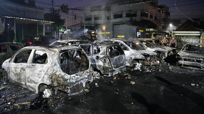 Viral Mobil Parkir Terbakar Akibat Cuaca Panas Diduga Viral Mobil Parkir Terbakar Akibat Cuaca Panas Diduga