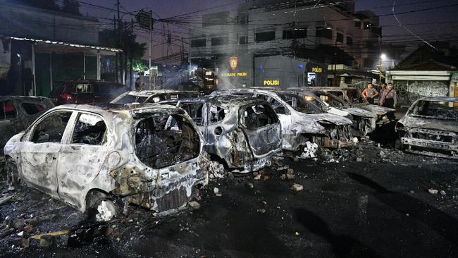 Viral Mobil Parkir Terbakar Akibat Cuaca Panas Diduga