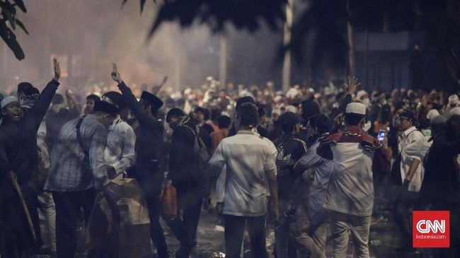 Kobaran api di berbagai lokasi aksi 22 Mei berdampak pada tubuh. Paparan asap bisa menyebabkan berbagai gangguan kesehatan.