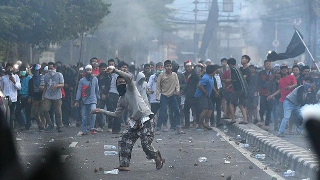 Asrama Brimob, Petamburan, Jakarta Pusat, sempat diserang massa tak dikenal pada Rabu (22/5) dini hari. Petugas membubarkan massa dengan tembakan gas air mata. Gerombolan massa pun memilih bersembunyi di pemukiman dan ada yang bertahan di jalan KS Tubun Raya. (ANTARA FOTO/Sigid Kurniawan)