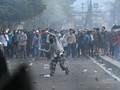 FOTO: Bentrok Massa dengan Polisi, Jalan KS Tubun Lumpuh