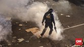 FOTO: Hari Kedua Rusuh di Depan Bawaslu Kerusuhan kembali pecah pada hari kedua demonstrasi di depan Gedung Bawaslu, Jakarta. Sejumlah orang luka, termasuk wartawan, akibat kerusuhan ini.