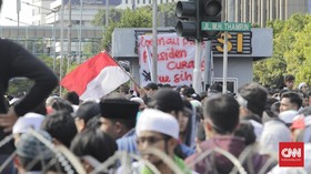 Massa Membentangkan Bendera Merah Putih di Depan Bawaslu