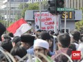 Massa Membentangkan Bendera Merah Putih di Depan Bawaslu