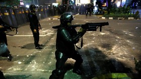 Meriam Air Kawal Polisi Pukul Mundur Massa di Wahid Hasyim