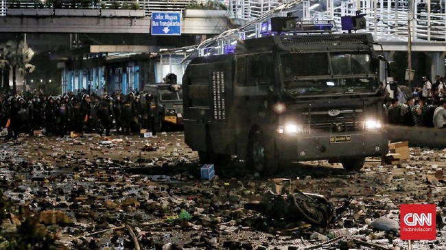 Kepolisian terus memburu tersangka lain kerusuhan 22 Mei di kawasan Slipi, karena diduga mencuri barang-barang lain milik Brimob.
