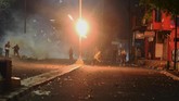 FOTO: Bentrok Massa dan Polisi di Slipi Massa terlibat bentrok dengan aparat keamanan di sekitar Slipi, Jakarta Barat sejak Rabu (22/5) pagi hingga malam. Massa sempat membakar bus milik polisi.