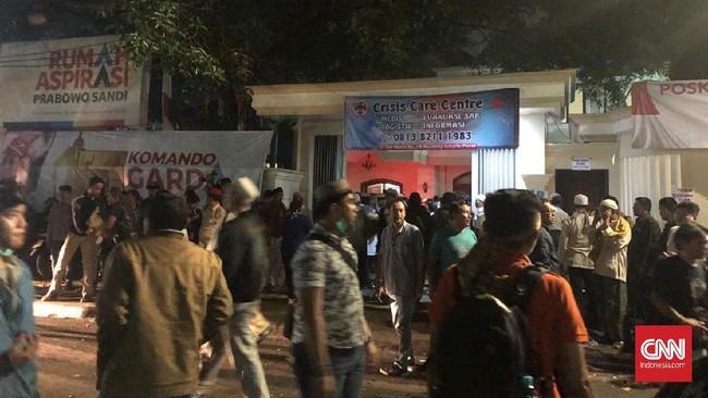 Prabowo Subianto berada di crisis center selama setengah jam untuk menjenguk relawan, kemudian pergi tanpa memberi pernyataan.