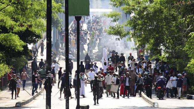 Polisi mengamankan 38 orang pelaku kerusuhan aksi protes pemilu di Pontianak yang melakukan pembakaran terhadap pos polisi.