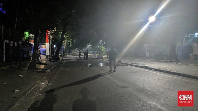 Bentrokan antara massa dengan aparat kepolisian juga terjadi di Jalan Sabang, Jakarta Pusat.