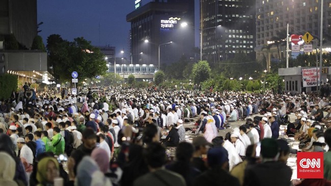 Kericuhan kembali terjadi di depan Gedung Bawaslu, Jalan MH Thamrin, Jakarta Pusat, Rabu (22/5) malam usai salat magrib.