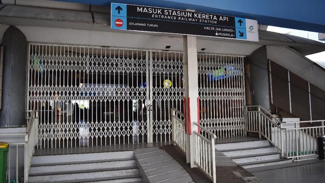 PT KCI mengimbau penumpang untuk menghindari Stasiun Tanah Abang dan Palmerah, dan mencari jalur alternatif, menyusul penutupan akses jalan di luar stasiun.