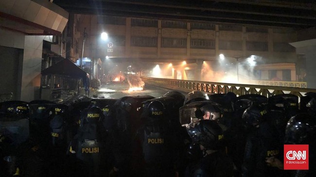 Kadiv Humas Mabes Polri Irjen Muhammad Iqbal menyebut massa tak dikenal yang tiba-tiba datang itu bertindak anarkistis, provokatif, dan brutal.