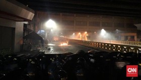 Warga Lempari Polisi dengan Mercon di Kawasan Tenabang