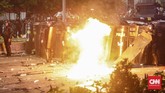 FOTO: Hari Kedua Rusuh di Depan Bawaslu Kerusuhan kembali pecah pada hari kedua demonstrasi di depan Gedung Bawaslu, Jakarta. Sejumlah orang luka, termasuk wartawan, akibat kerusuhan ini.