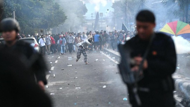 Mereka berusaha mendekat ke Asrama Brimob namun dihalau sejumlah aparat keamanan dan gabungan yang berjaga di sekitar lokasi. (ANTARA FOTO/Sigid Kurniawan)