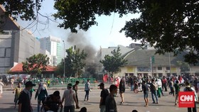 TNI AD Bentuk Pagar Betis Cegah Massa Serbu Polsek Gambir