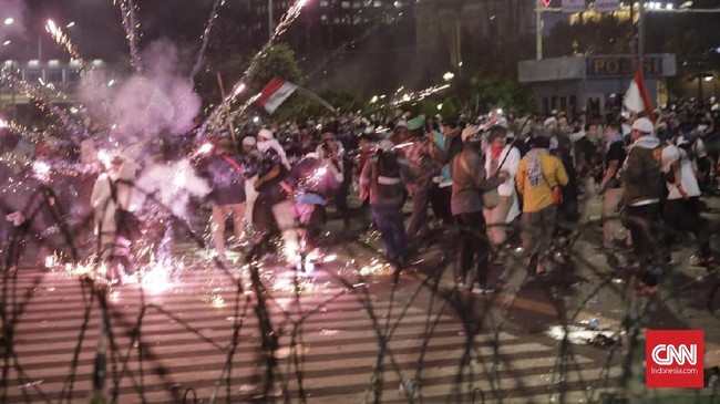 Aparat keamanan yang mengawal aksi massa merangsek untuk menangkapi orang yang diduga memicu kerusuhan di depan kantor Bawaslu, usai magrib, Rabu (22/5).