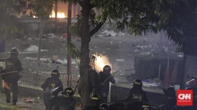 Seorang Bercadar dan Berpakaian Hitam Sempat Provokasi Polisi