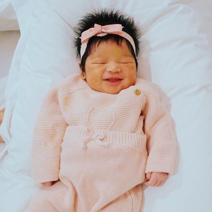 <p>Siapa bisa menirukan gaya <em>baby</em> Kalea, saat tidur pun masih bisa tersenyum lucu. (Foto: Instagram @gyaps)</p>