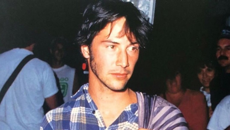 Pesona pemeran John Wick ini mampu menyihir para wanita karena ketampanannya dari masa ke masa yang tidak berubah.