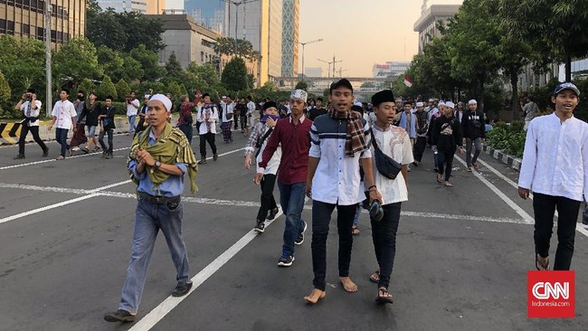 Pengendara mobil dan motor yang menghadapi aksi demo disarankan untuk terus waspada dan segera meninggalkan lokasi demonstrasi.