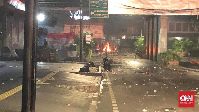 Pasukan tambahan didatangkan ke Jalan Wahid Hasyim, Jakarta Pusat, untuk menghadapi massa aksi Bawaslu yang masih bertahan dan melakukan perlawanan.