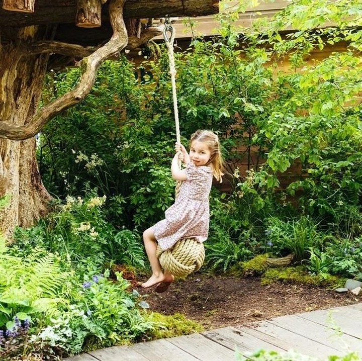 <p>Saking senangnya, anak kedua Pangeran William dan Kate Middleton, Putri Charlotte, sampai tak mengenakan alas kaki saat bermain ayunan yang ada di RHS Chelsea Back to Nature Garden, Chelsea Flower Show. (Foto: Instagram @kensingtonroyal)</p>