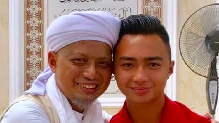 Ustaz Arifin Ilham meninggal dunia di Penang, Malaysia. Sang istri pun mendoakan pria yang disebutnya 'suami sholehku' itu.