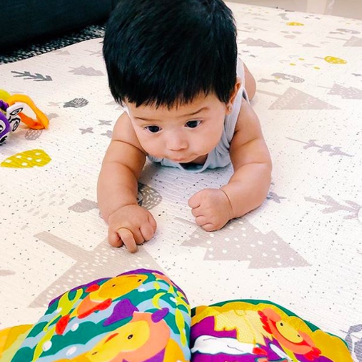 <p>Ekpresi Kalea yang antusias banget melihat gambar di soft book. Semoga sehat selalu ya Kalea! (Foto: Instagram @gyaps)</p>
