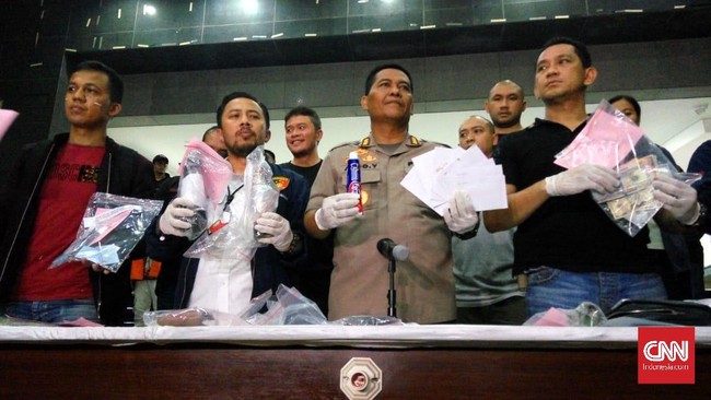 Dua orang pengurus partai politik di Tasikmalaya ditetapkan sebagai tersangka kerusuhan. Mereka dijerat pasal diduga turut membantu melakukan tindak pidana.