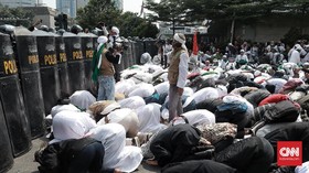 Usai Salat Zuhur, Massa Depan Bawaslu Kembali Lanjutkan Aksi