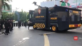 VIDEO: Protes Hasil Pemilu, Massa Bakar Pos Polisi Pontianak
