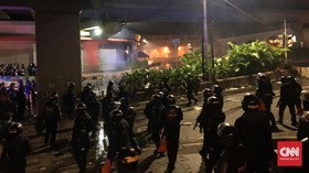 Polisi Tembakkan Peluru Karet Bubarkan Massa di Tenabang