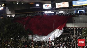 Ricuh di Depan Bawaslu, Massa Bentang Merah Putih di Sarinah