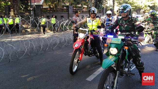 Kepolisian di Surabaya fokus pengamanan pada sejumlah titik, di antaranya Kantor KPU dan Bawaslu, baik tingkat kabupaten/kota maupun provinsi.