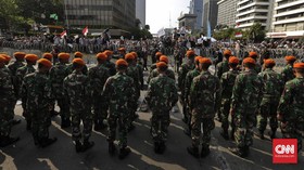 Personel TNI Tiba di Bawaslu, Massa Teriak 'Polisi Pulang'