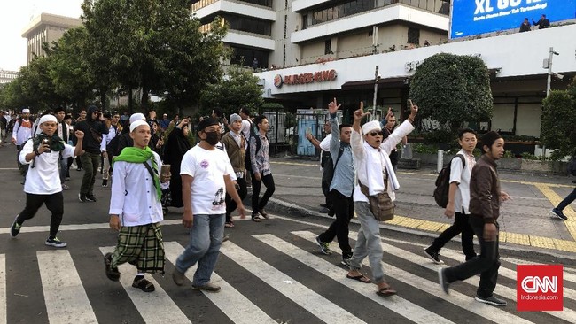 Rabu (22/5) pagi, puluhan warga berpakaian keagamaan kembali berdatangan ke depan gedung Bawaslu namun dicegat oleh petugas.