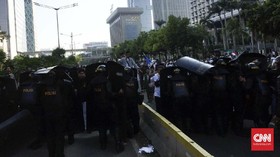 Massa di Bawaslu Ricuh Lagi, Lempari Aparat dengan Batu