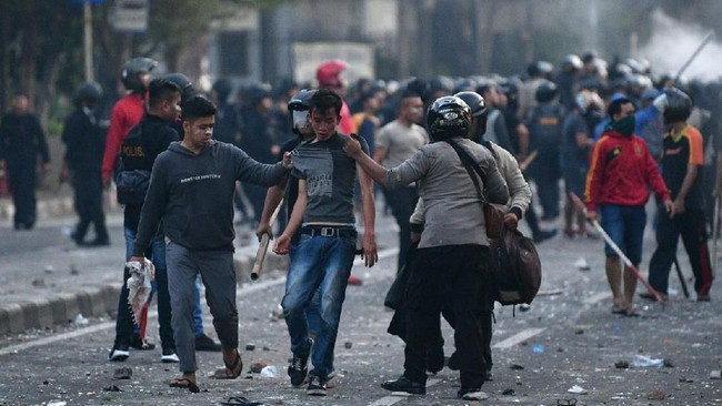 Petugas gabungan juga menutup seluruh akses jalan menuju Asrama Brimob di Jalan KS Tubun, Jalan Slipi III, Jalan KS Tubun III-B, Jalan KS Tubun III-C. (ANTARA FOTO/Sigid Kurniawan)