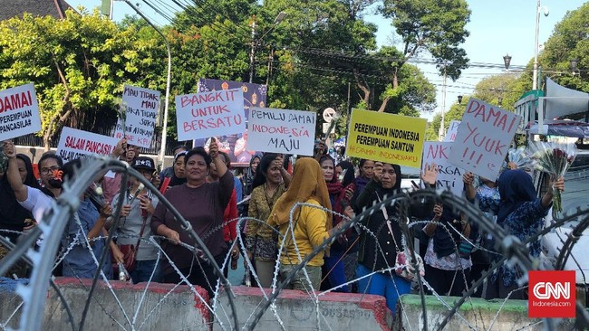 Perempuan Bela Pancasila menggelar aksi di kantor KPU untuk menyerukan perdamaian dan mendorong para perempuan tak takut beraktivitas keluar rumah saat ini.